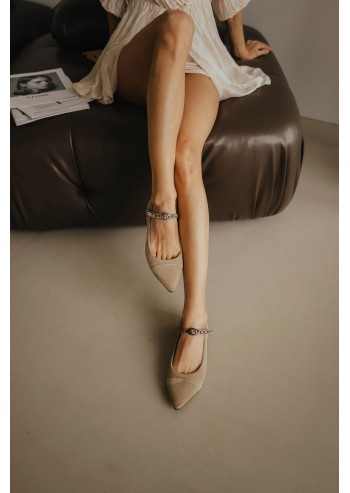 Elegant pointed-toe shoes