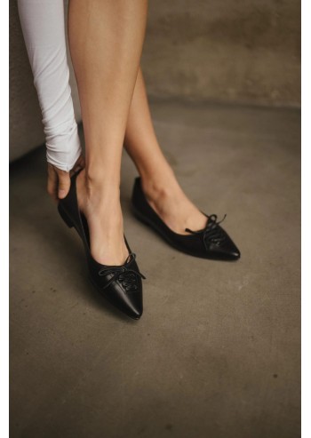 Pointed-toe lace-up flats