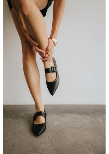 Pointed-toe Mary Jane flats